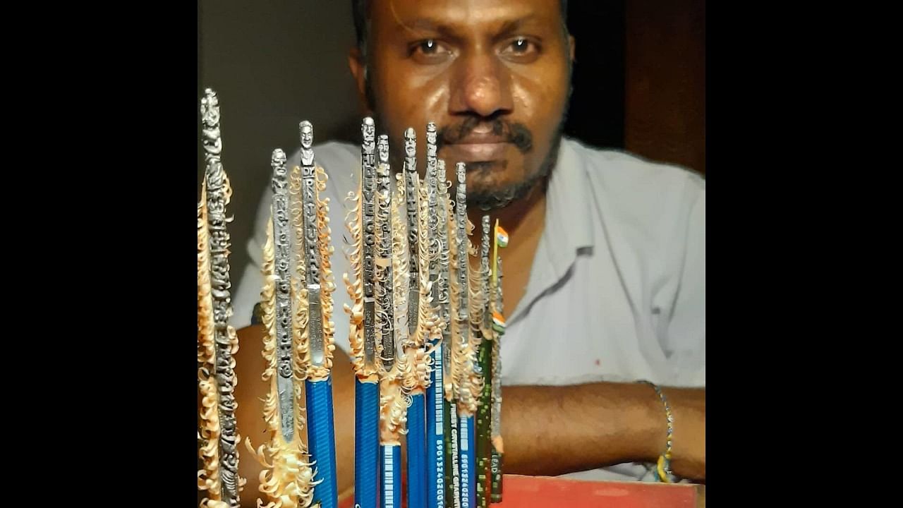 S Nanjundaswamy seen with his works carved on a pencil lead. Credit: DH Photo