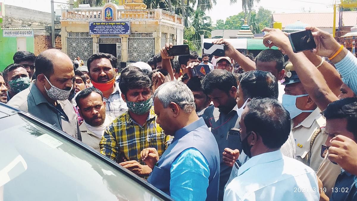 Members of Bhakta Mandali picket Minister S T Somashekar, during his visit to Nanjangud on Friday. DH PHOTO