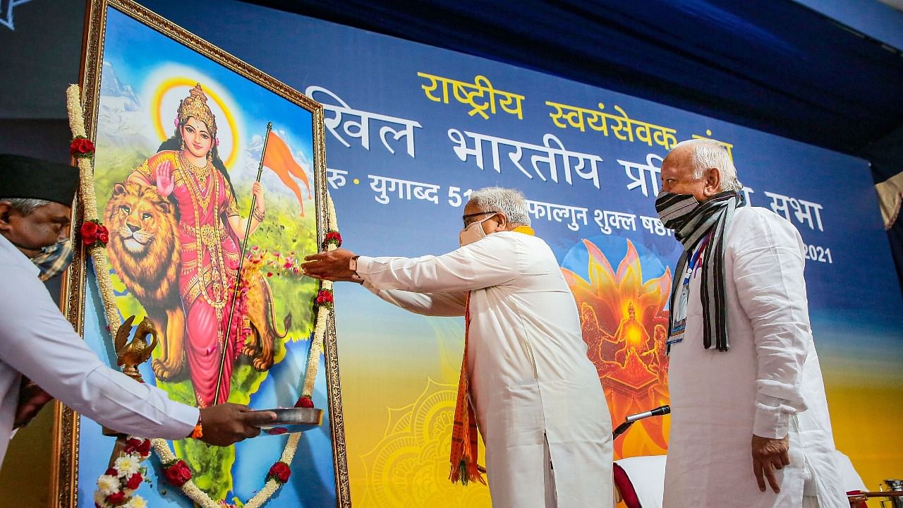 RSS General Secretary Suresh Bhaiyyaji Joshi pays floral tribute to Bharat Mata with chief Mohan Bhagwat during 'Akhil Bharatiya Pratinidhi Sabha-21. Credit: PTI Photo