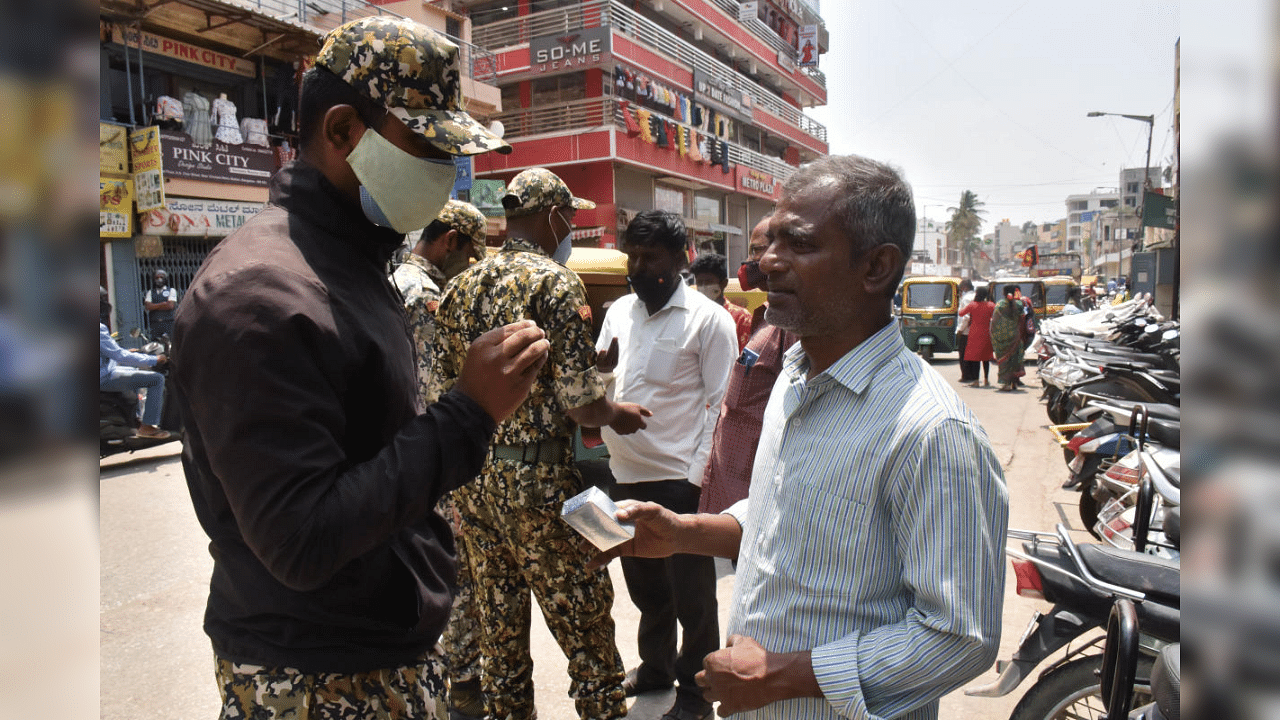 BBMP marshals fine people for not wearing mask. Credit: DH Photo