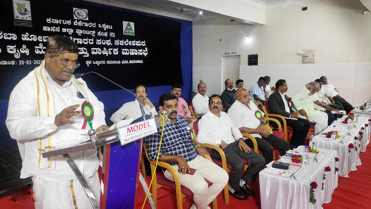 District In-charge Minister K Gopalaiah addresses a gathering of ‘Coffee Krishi Mela’ and Coffee Growers’ Association annual meeting in Sakleshpur, Hassan district, on Saturday. DH PHOTO