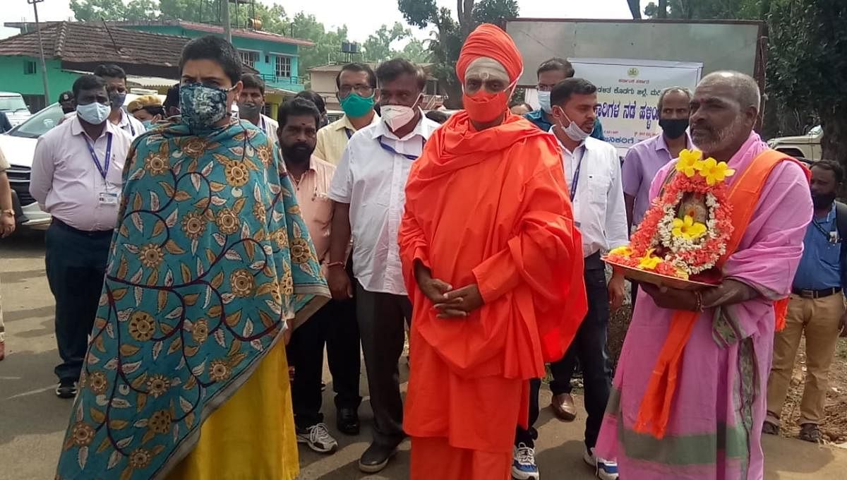 Deputy Commissioner Charulata Somal being welcomed by Seer Sadashiva Swami in Kodlipete.