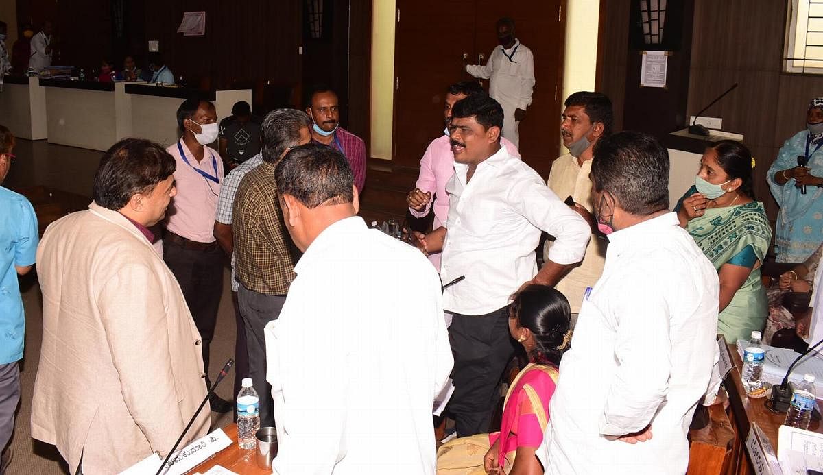 Zilla Panchayat members indulge in verbal spat during a meeting in Mandya on Saturday. DH PHOTO