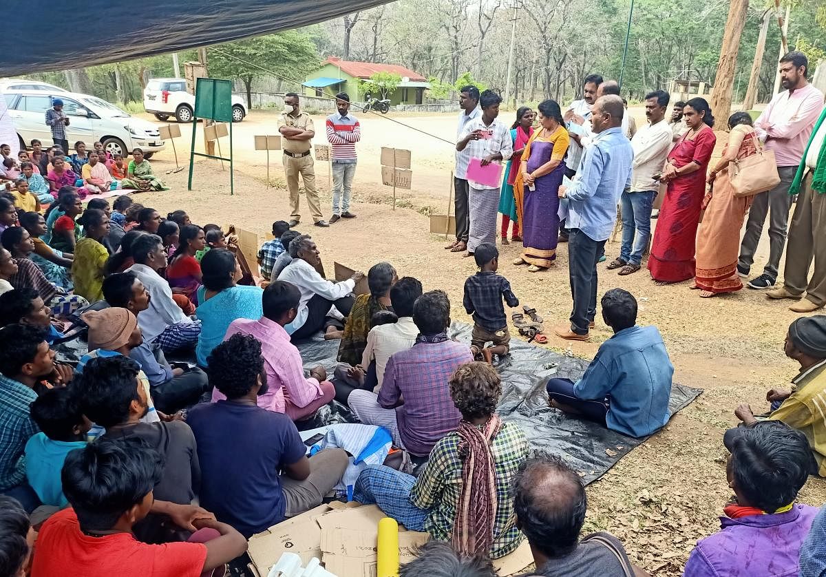 MLC Veena Achaiah visited the protest site and listened to the grievances of the tribal people.