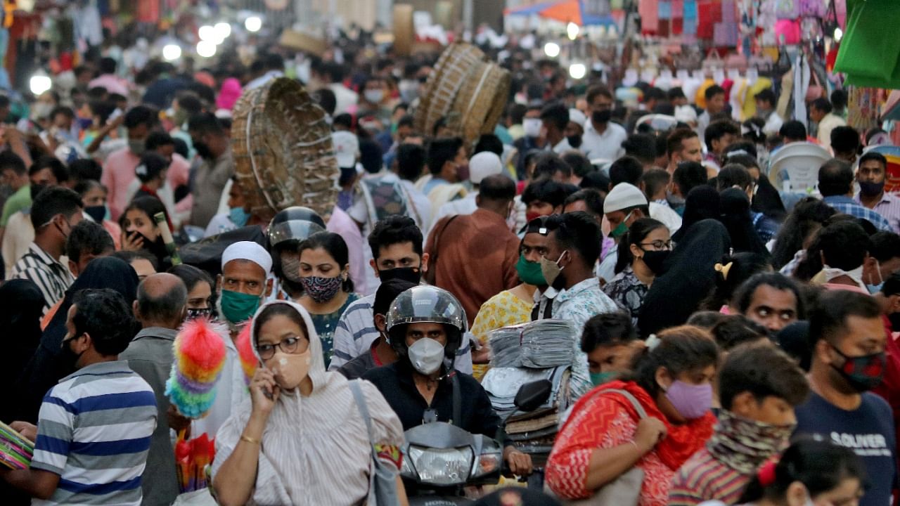 People wearing protective masks crowd a marketplace amidst the spread of Covid-19 in Mumbai on March 22, 2021. Credit: Reuters Photo