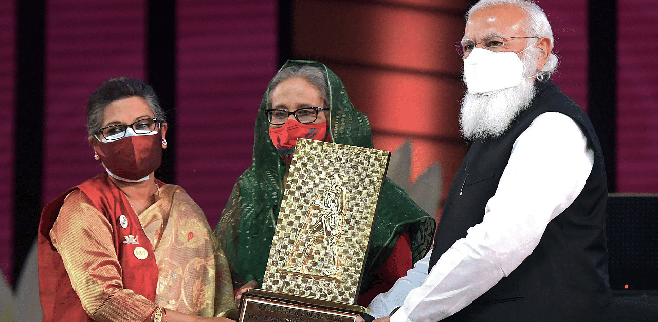 Prime Minister Narendra Modi (R) hands over the Gandhi Peace Prize given posthumously to the late Bangladesh's founder Sheikh Mujibur Rahman to his daughter. Credit: AFP Photo