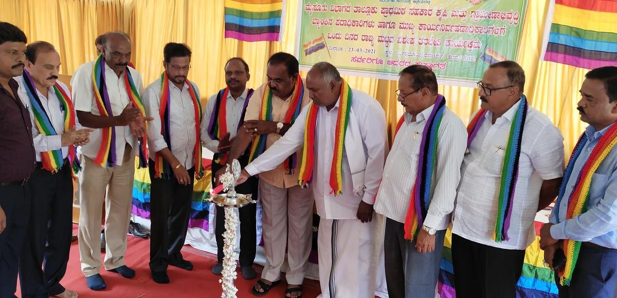 Karnataka State Co-operative Agriculture And Rural Development Bank Ltd Director Thimmarayi Gowda inaugurates a state-level training programme in Kushalnagar on Tuesday.