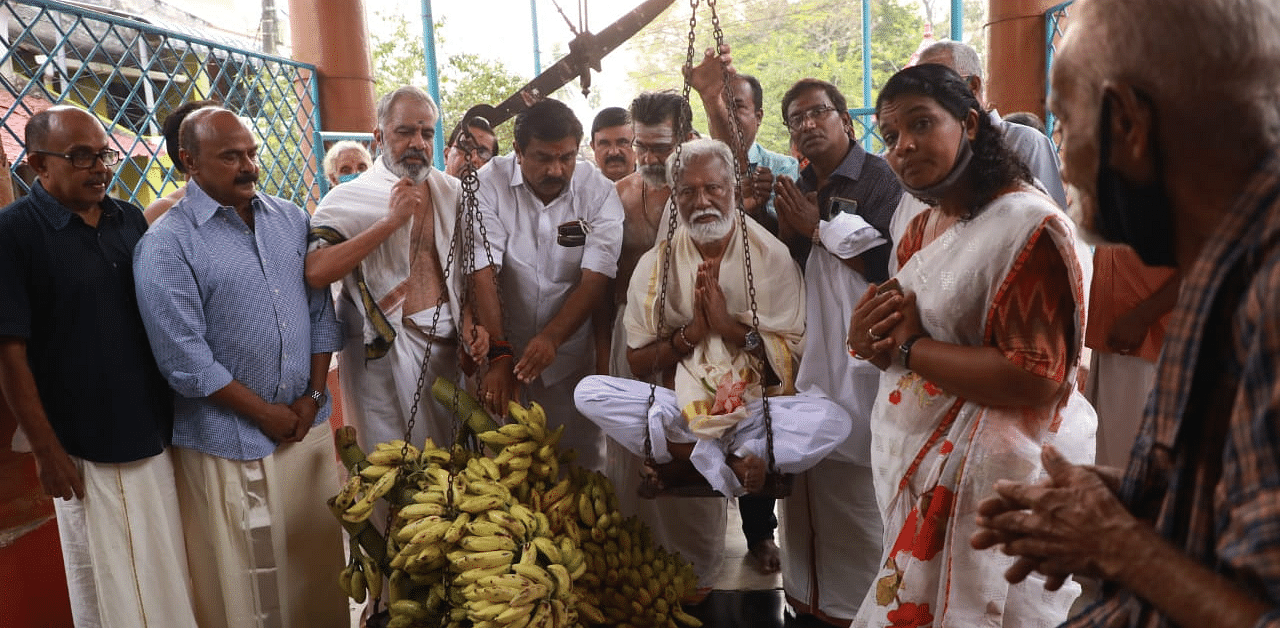 Temple visits by Congress candidate K Muraleedharan and BJP's Kummanam. Credit: Special Arrangement