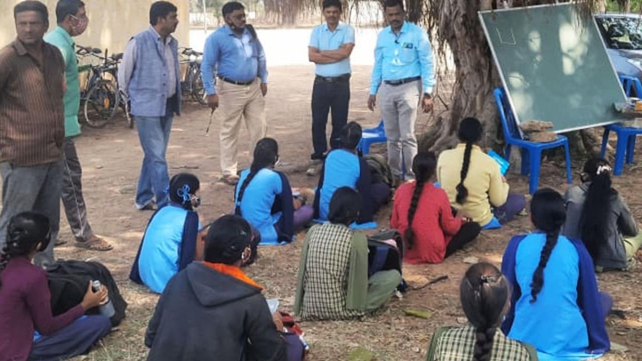 Block Education Officer M R Anantharaju paid a visit to Naguvanahalli Government High School and ensured Covid guidelines are followed, in Srirangapatna taluk, Mandya district, on Friday. Credit: DH photo.