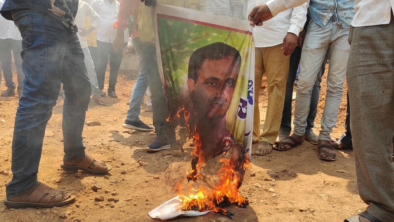 BJP workers torch the portrait of MP Bhagawanth Khuba in Basavakalyan of Bidar district on Friday. Credit: Special arrangement.