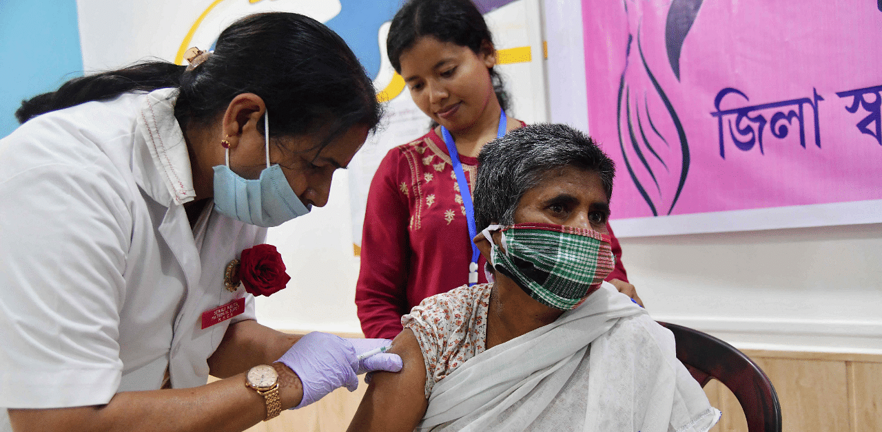 Experts said the current average pace of vaccinating 20 lakh plus population per day had to be enhanced. Credit: AFP Photo