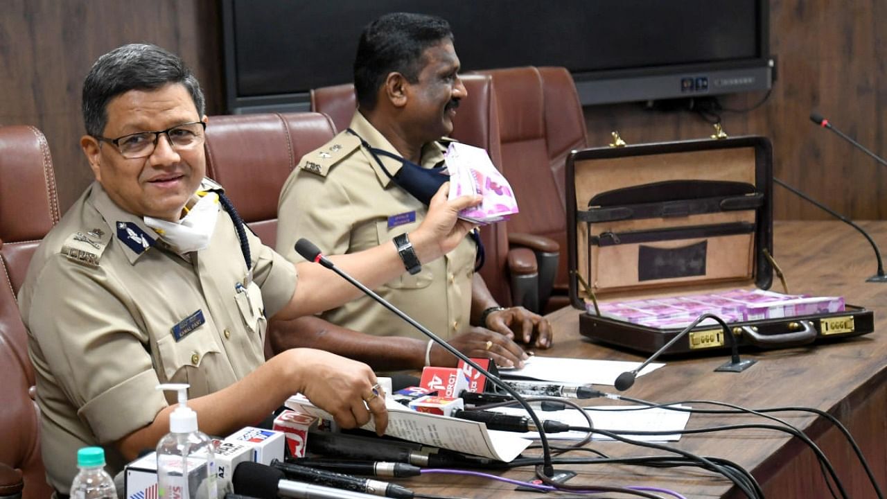 Bengaluru top cop Kamal Pant shows the fake currency that the cops used a bait to lure to the drug peddlers, on Friday. Credit: DH PHOTO/PUSHKAR V.