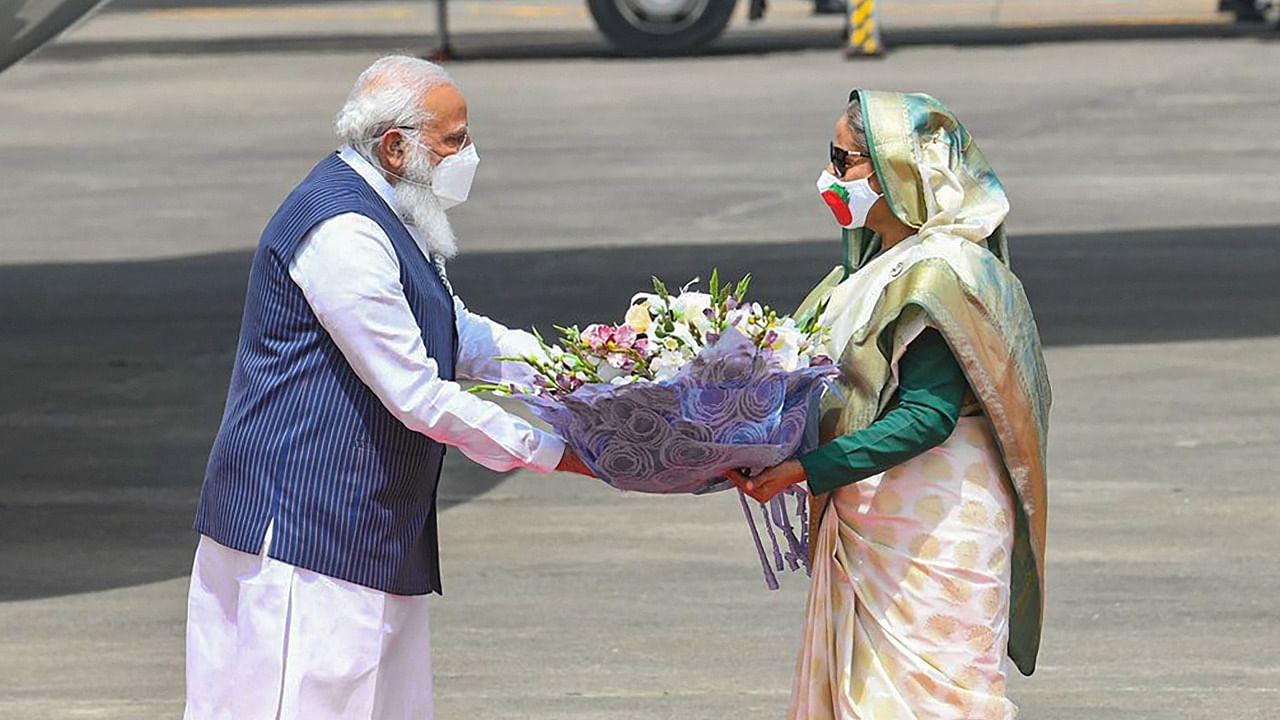 Prime Minister Narendra Modi being received by Bangladesh PM Sheikh Hasina, in Dhaka, Friday, March 26, 2021. Credit: Twitter Photo/@narendramodi