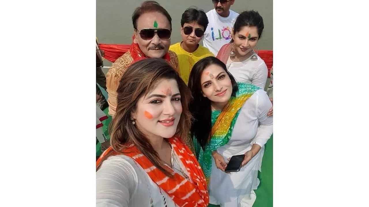 TMC's Madan Mitra (L) with Payel Sarkar, Srabonti Chatterjee and Tanushree Chakraborty. Credit: Twitter/@SoumyajitWrites