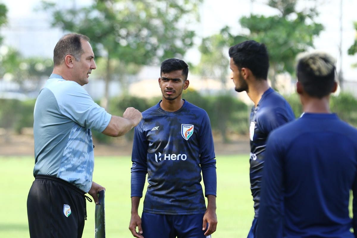 Igor Stimac (left) speaks to Ashique Kuruniyan (centre) and Manvir Singh during a training session.