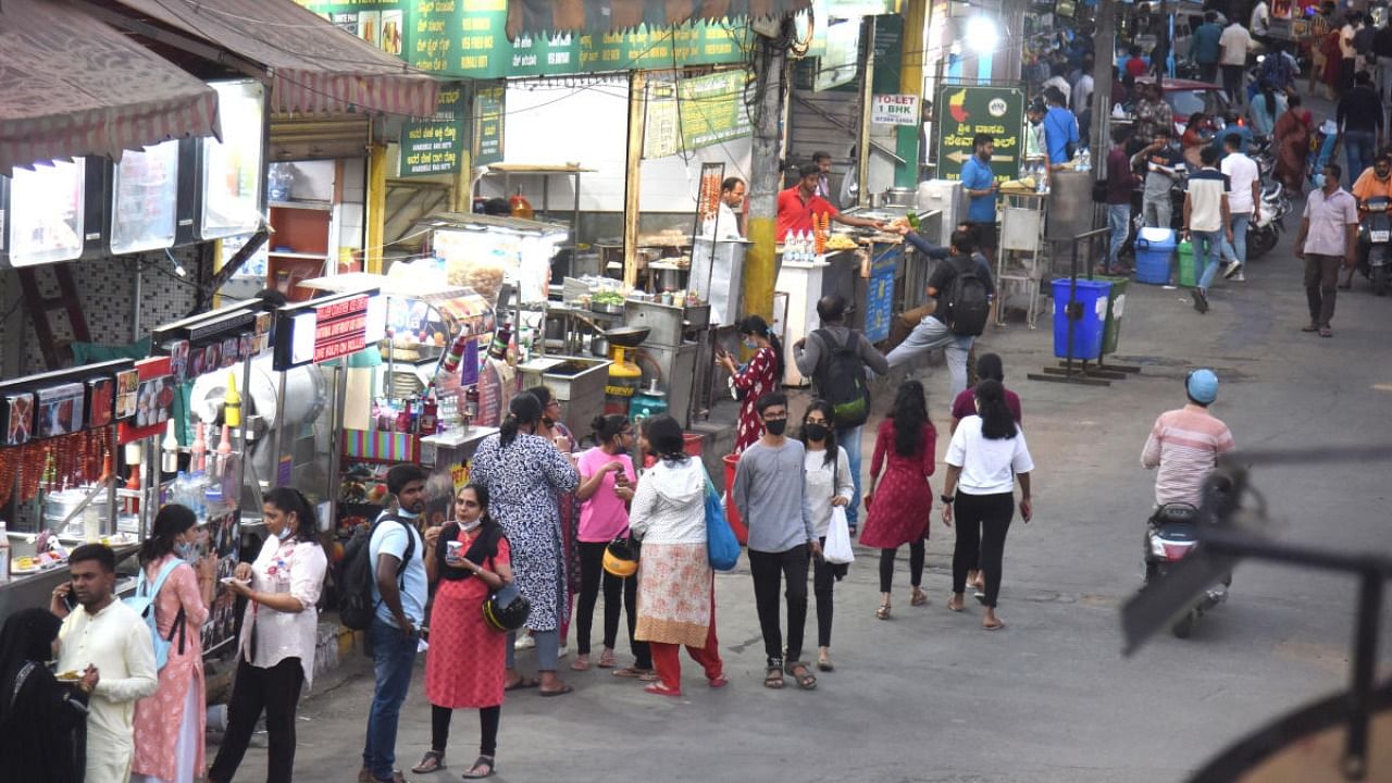 Bengaluru's iconic Food Street (Thindi Beedhi) in VV Puram is all set to get a traditional makeover making it the zero waste food street in Bengaluru. Credit: DH.