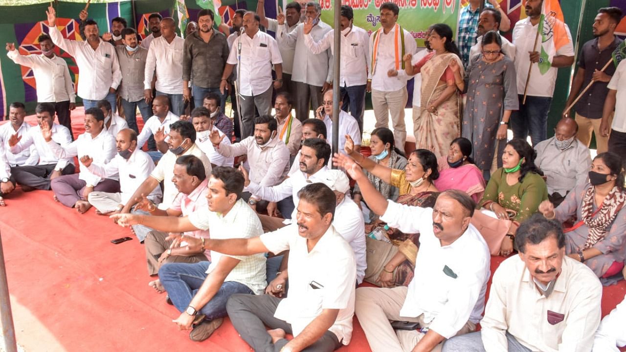 Congress workers stage a protest against former minister Ramesh Jarkiholi, in front of the Congress office in Mysuru. Credit: DH Photo