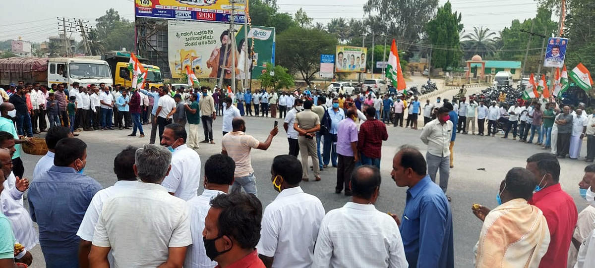 Congress workers block B’luru-Mysuru highway in Srirangapatna on Monday condemning attack of KPCC President D K Shivakumar’s car in Belagavi. DH Photo