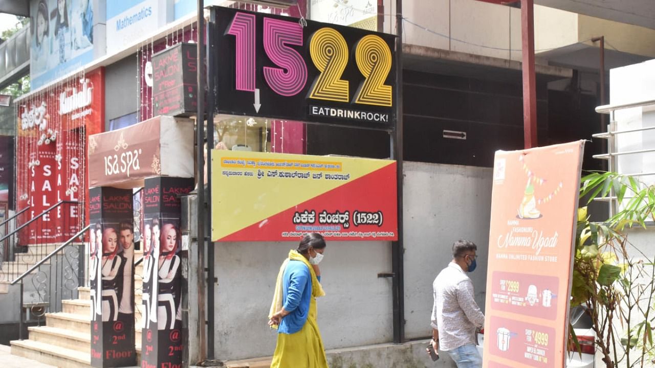 1522 - The Pub on New BEL Road, Bengaluru. Sixteen out of 87 staffers here tested positive for Covid-19. Credit: DH Photo/Janardhan B K