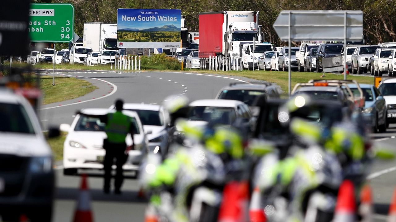 Queensland Police stop vehicles at a Police checkpoint set up at the Queensland and New South Wales border. Credit: Getty/file photo.