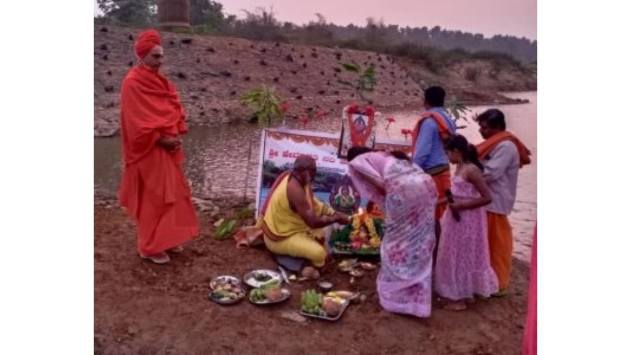 ‘Hunnime Arathi’ puja was held on the banks of River Hemavathi in Kodlipete. Credit: DH Photo