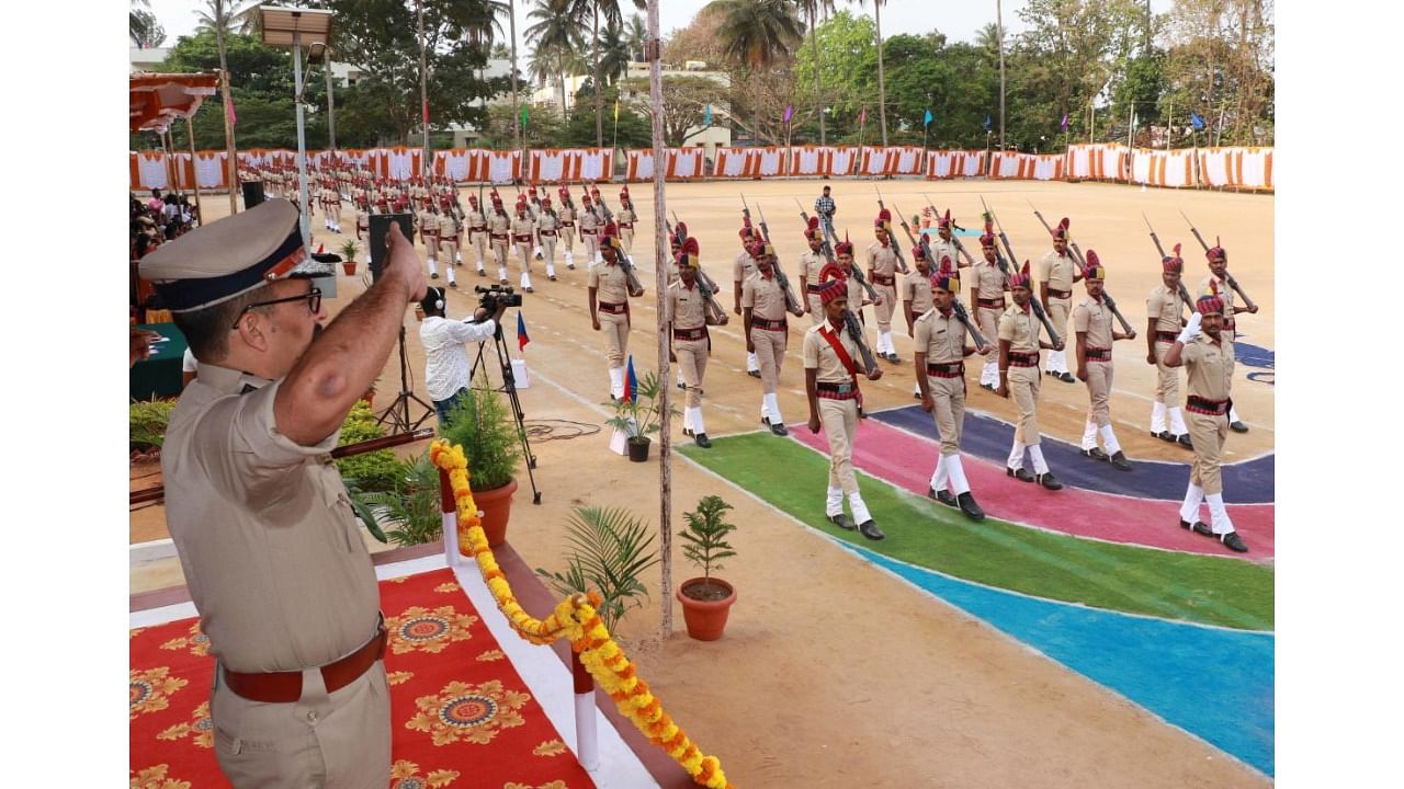 IGP (Southern Range) Praveen Madhukar Pawar receives the Guard of Honour, during the passing out parade of constables in Hassan on Tuesday. Credit: DH Photo