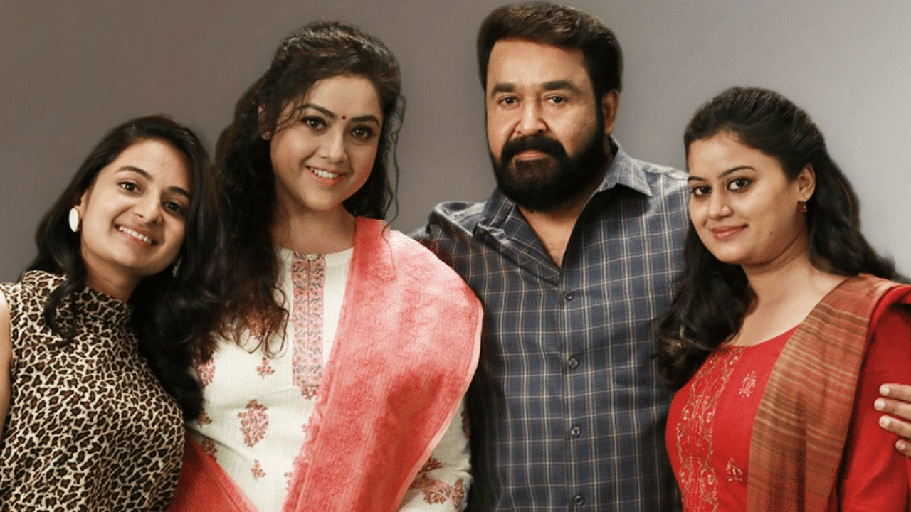Mohanlal with his 'Drishyam 2' family. Credit: Twitter/@Mohanlal