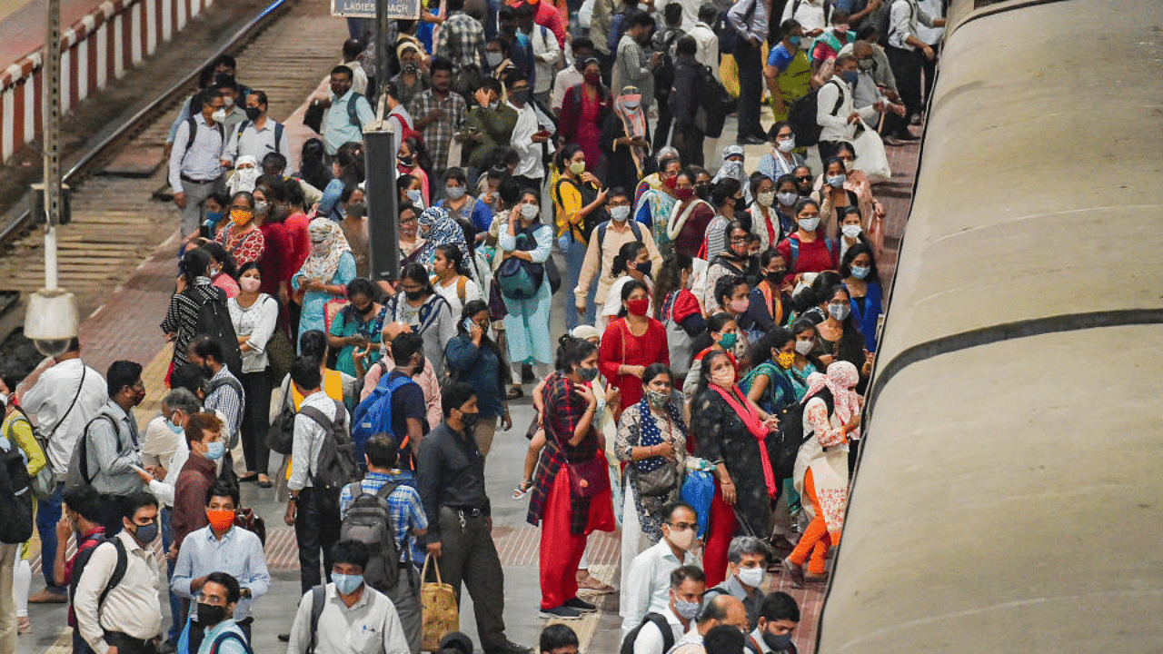 Commuters rush to board a suburban train at CSMT station prior to the night curfew, amid coronavirus pandemic, in Mumbai, Tuesday, March 30, 2021. Credit: PTI Photo