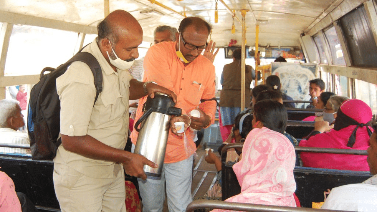 Members of Karnataka State Road Transport Corporation Employees' Federation on Friday served tea to passengers at Old Hubballi bus stand and also explained to them as to why they would boycott work from April 7. Credit: DH Photo