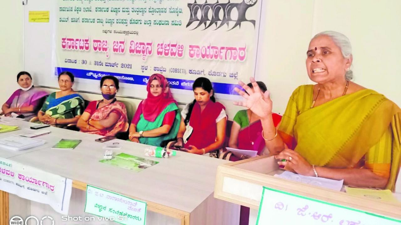 People’s Science Movement leader Sowbhagyamma speaks at the state-level workshop organised by Karnataka Rajya Vijnana Parishat in Koodige, near Kushalnagar. Credit: DH Photo
