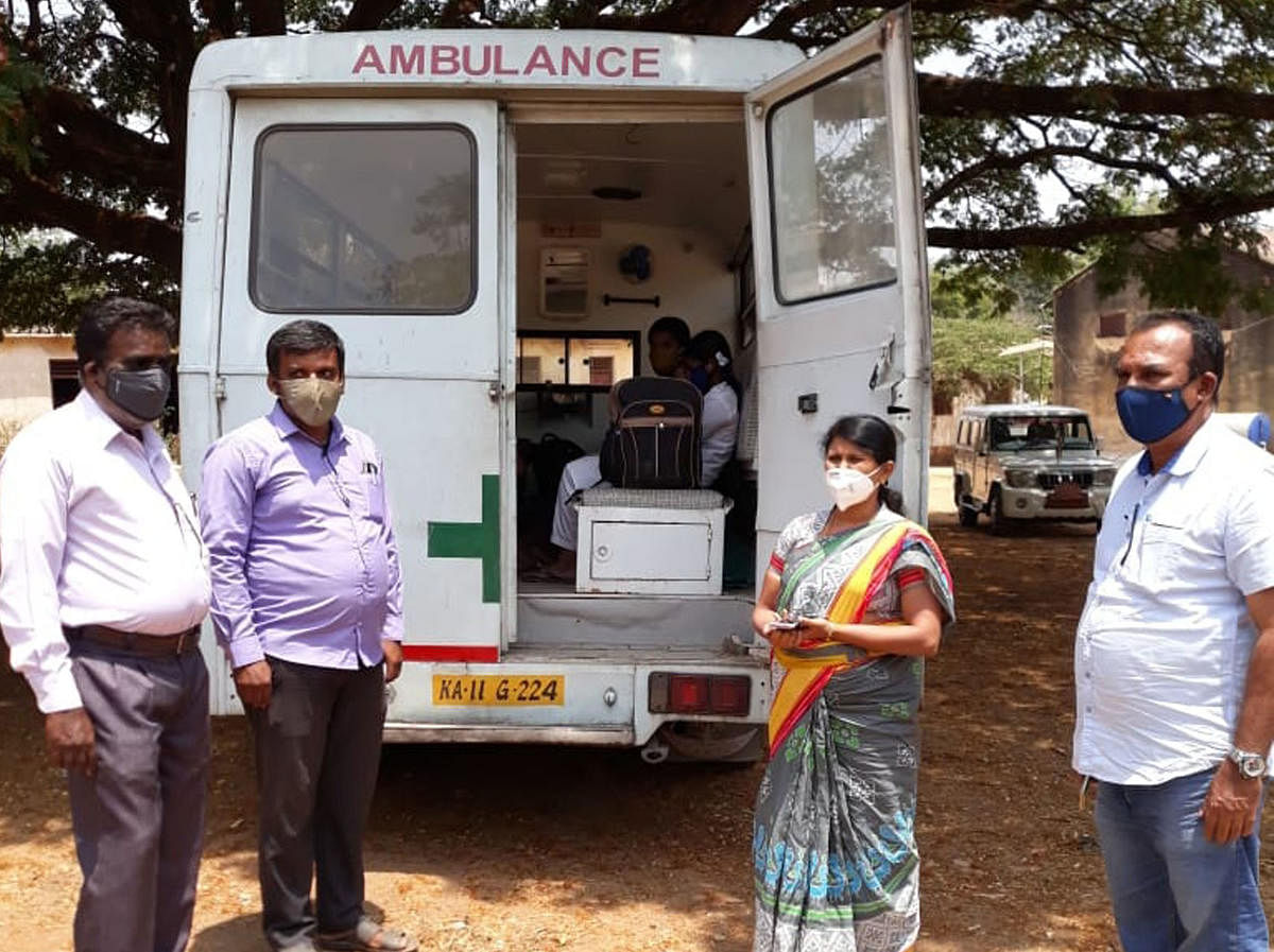 Tahsildar M V Roopa inspects the ambulance at Morarji Desai Residential School, where students are infected of Covid-19 in Srirangapatna, Mandya district, on Saturday. Credit: DH Photo