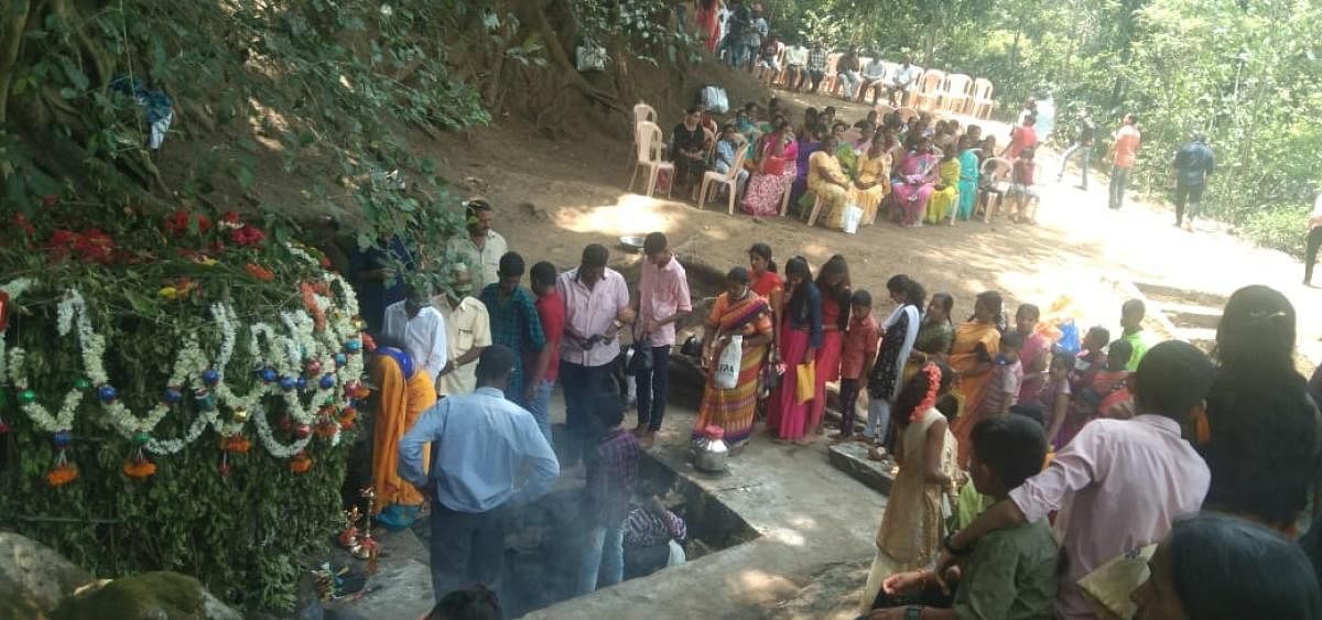 Devotees make offerings at Bavi Basaveshwara Temple, during the annual festival, held at Chikkakolattur village, near Shanivarasanthe.