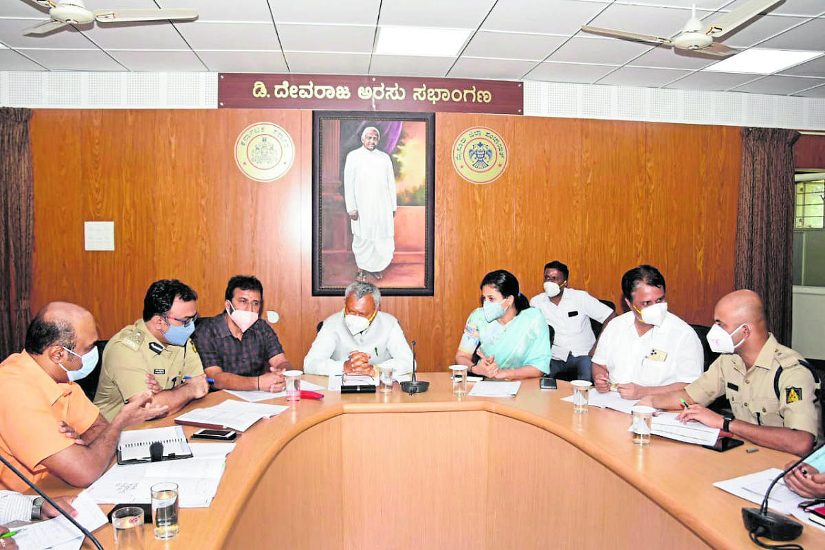 District In-charge Minister S T Somashekar chairs a meeting related to Covid-19 at Zilla Panchayat Hall in Mysuru on Monday. ZP CEO A M Yogeesh, City Police Commissioner Chandragupta, MLA L Nagendra, DC Rohini Sindhuri, MUDA Chairman H V Rajeev and SP C B
