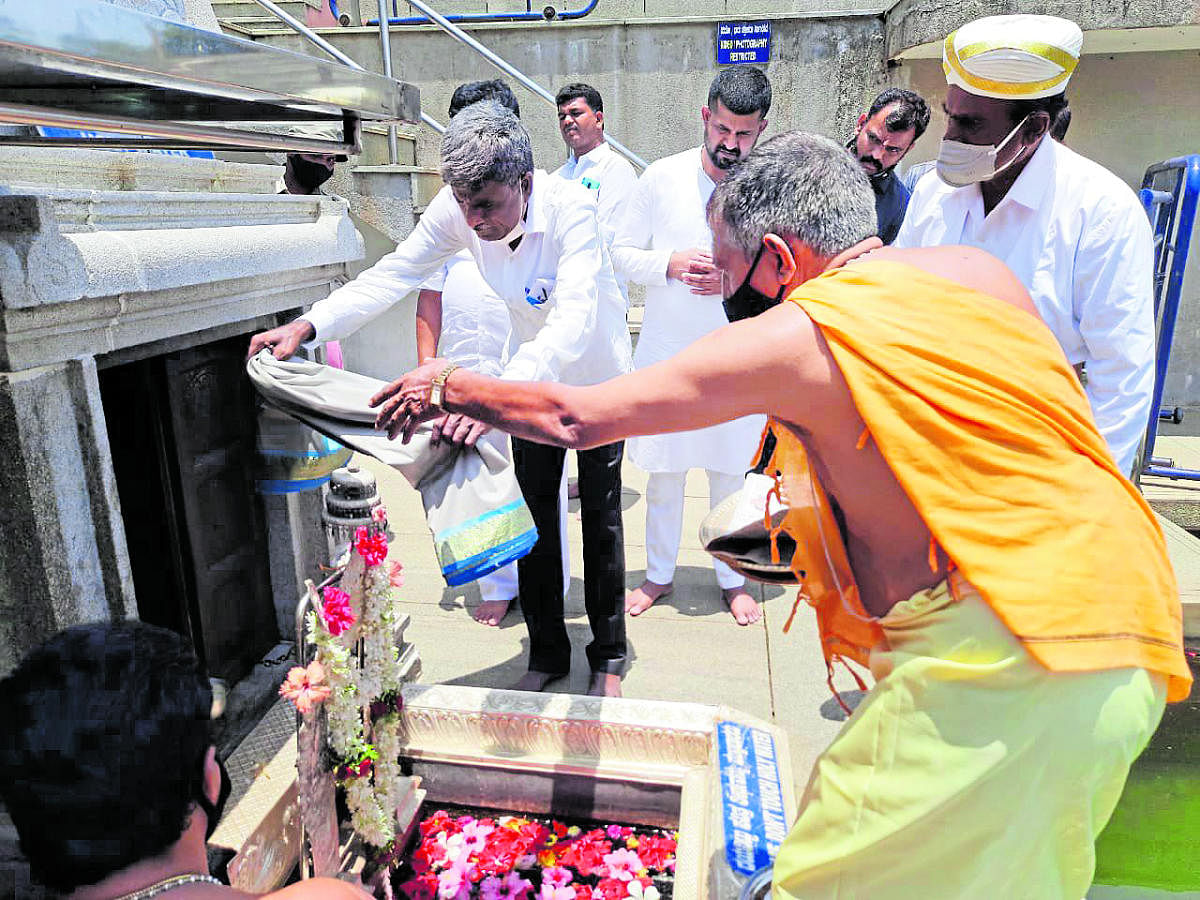 Minister Kota Srinivas Poojary offers special puja at Talacauvery.