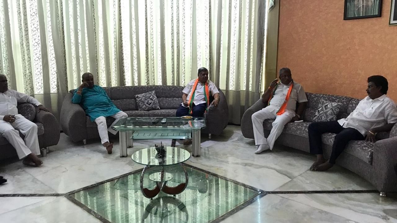 Ministers Jagadish Shettar, Umesh Katti, Byrati Basavaraj, MPs Eranna Kadadi and Annasaheb Jolle among others visited Lakhan at his house to persuade him to join the BJP. Credit: DH Photo