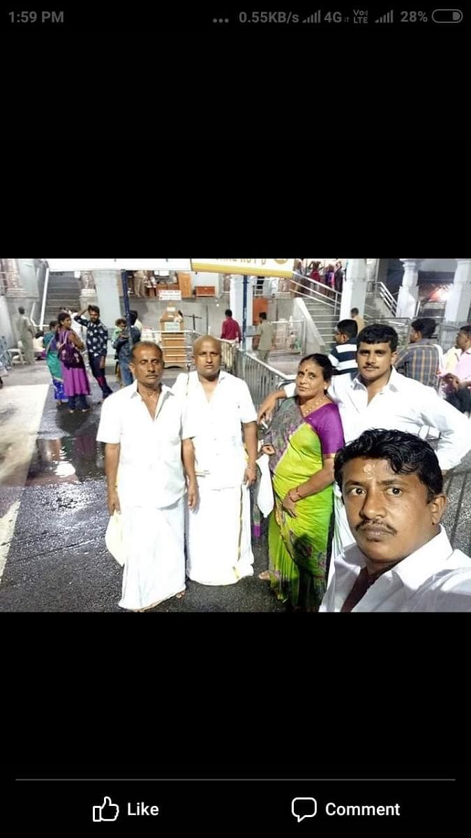 Cabbie Pratap Kumar K (second from left) with his father Krishnappa (extreme left), mother Susheelamma and brothers Pradeep and Dilip during a family trip to Dharmasthala two years ago.