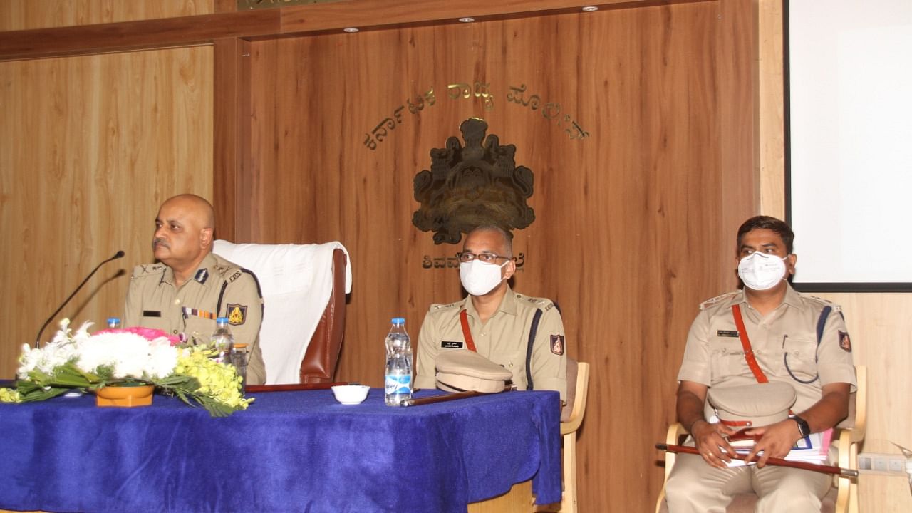 Director General & Inspector General of Police (DG & IGP) Praveen Sood (L) speaks at a meeting with police officers in Shivamogga on Tuesday. Credit: DH Photo