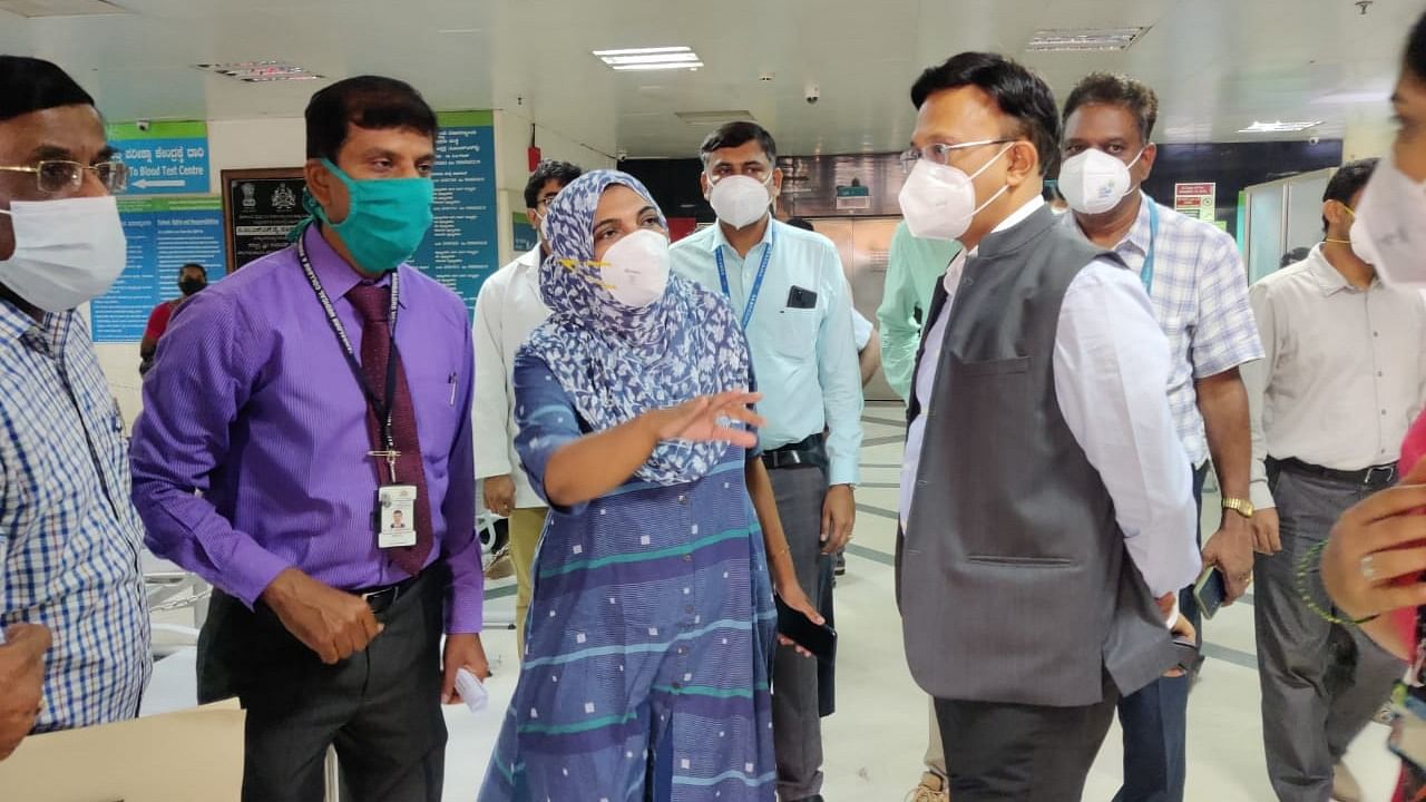 BBMP Chief Commissioner Gaurav Gupta during a visit to Victoria Hospital, Bengaluru, on Tuesday to discuss the Covid-19 preparations. Credit: Special Arrangement