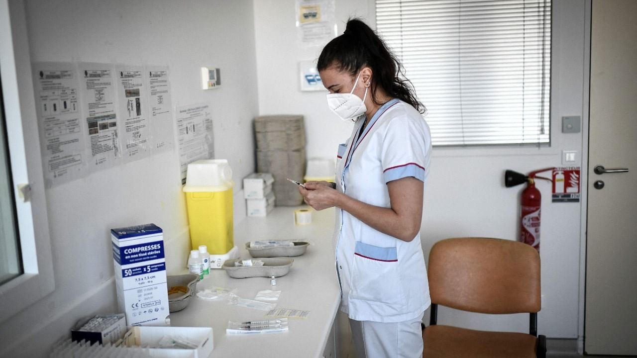 A nurse prepares a dose of the Pfizer-BioNTech vaccine against the Covid-19 at Begin military hospital in Saint-Mande, east of Paris. Credit: AFP.