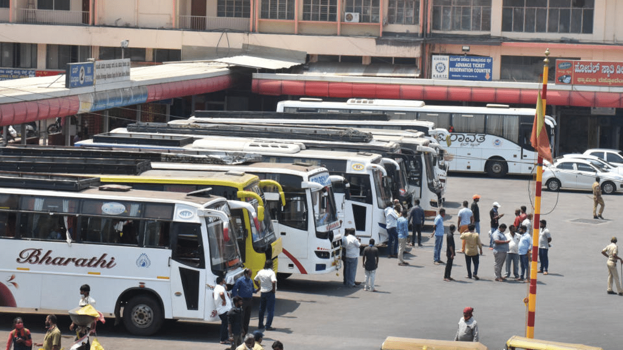 Private buses pick up passengers at the Kempegowda bus terminal in Bengaluru. DH Photo / Janardhan B K