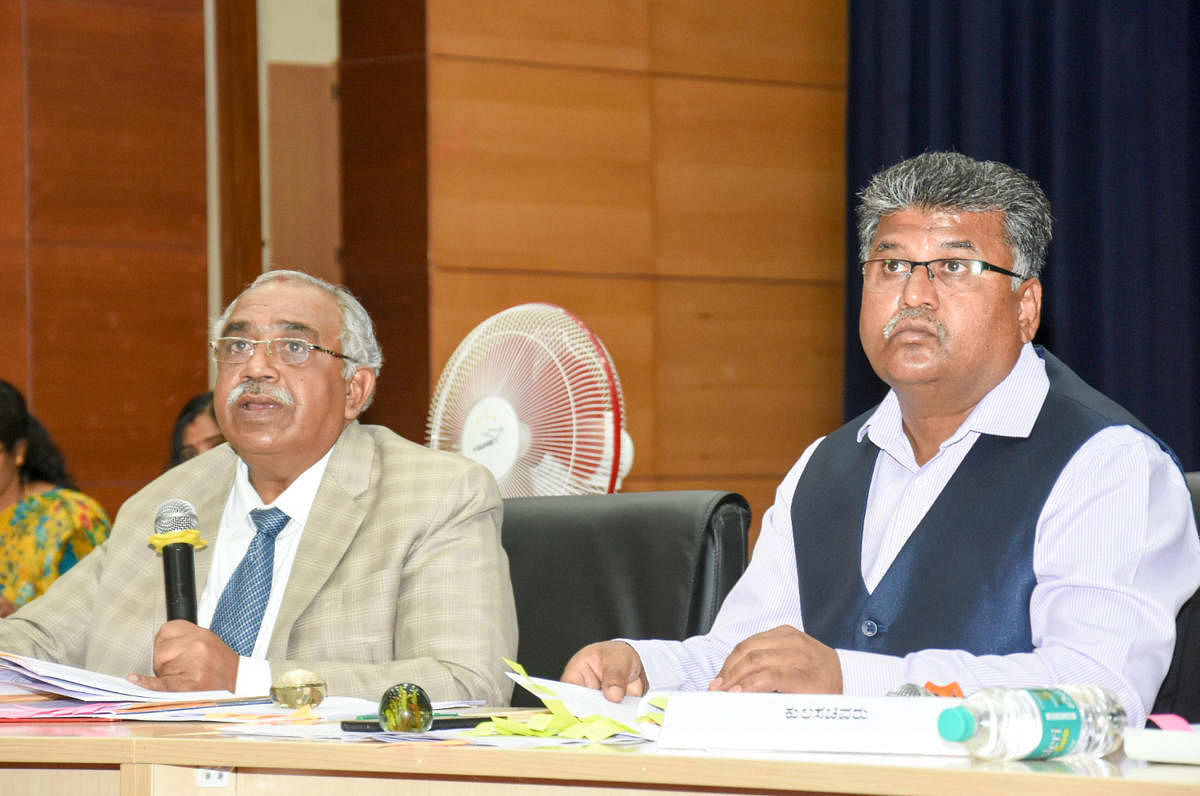 University of Mysore Vice-Chancellor G Hemantha Kumar chairs a meeting of Academic Council at UoM in Mysuru recently. Registrar R Shivappa is seen. DH PHOTO