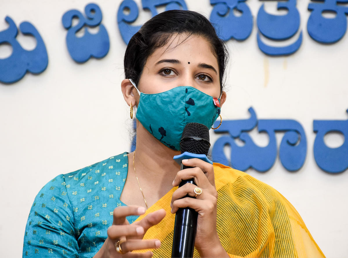 Deputy Commissioner Rohini Sindhuri interacts with journalists, at MDJA in Mysuru on Saturday. DH PHOTO