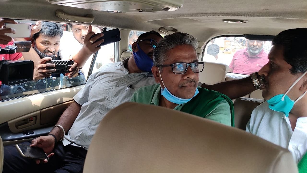 Farmers leader Kodihalli Chandrashekhar also leading RTC employees strike being detained by the City Police in Belagavi on Saturday. Credit: DH Photo