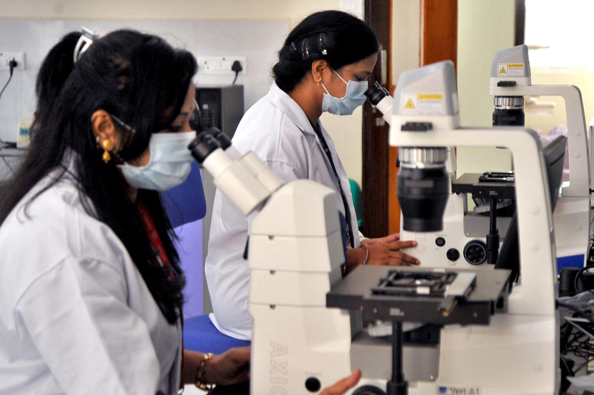 Lab personnel at the Forensic Science Laboratory in Bengaluru. DH Photo/Pushkar V