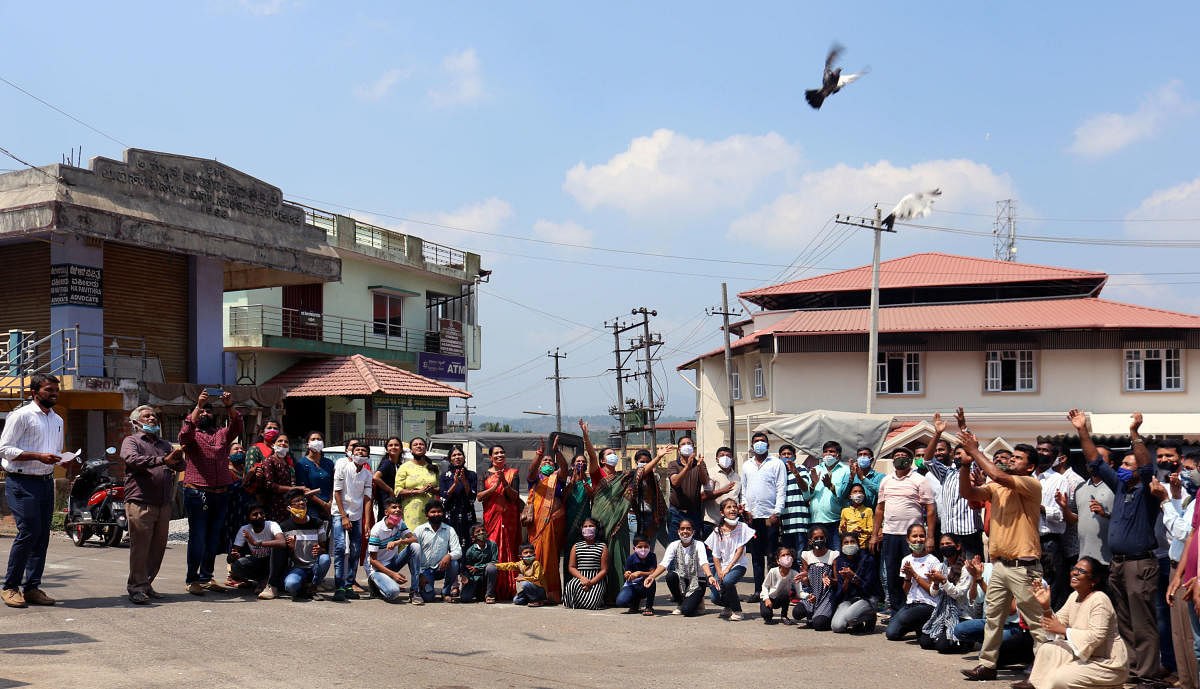 A programme on the preservation of birds, organised by Navu Pratishthana, was inaugurated near Patrika Bhavan in Somwarpet on Sunday.