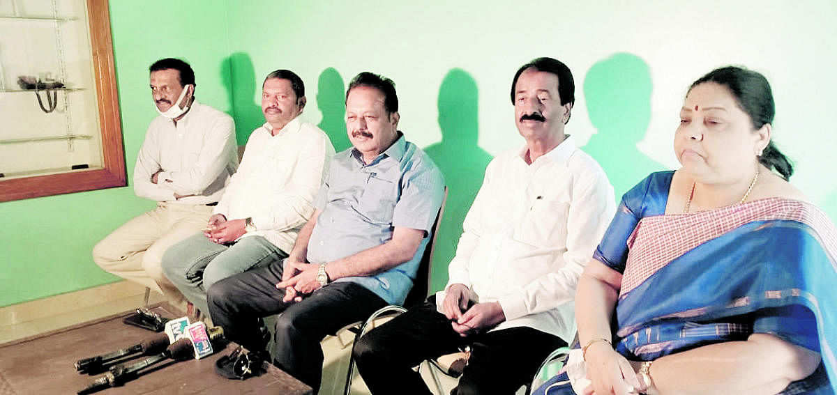 Former minister Chaluvarayaswamy speaks at a press conference in Kushalnagar.