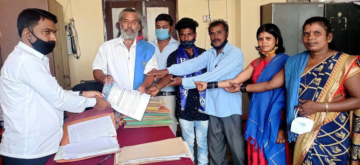 Members of the Republic Party of India and Karnataka Dalit Sangharsh Samithi (Bheemavada) submit a memorandum to the state government through the tahsildar’s office in Somwarpet. 