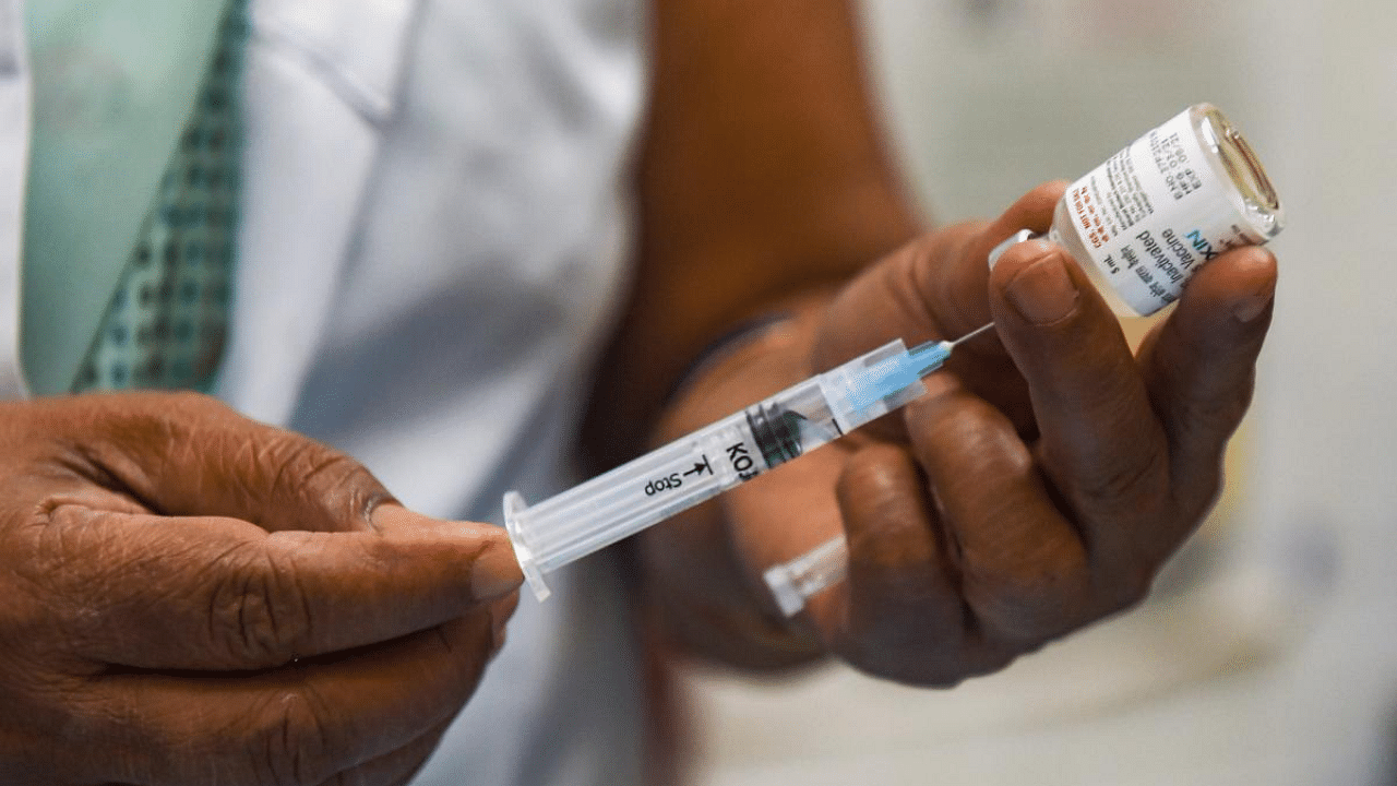 A medic prepares to administer the dose of Covid-19 vaccine to a beneficiary at SDMC Urban Public Health Centre Daryaganj, in New Delhi. Credit: PTI photo. 