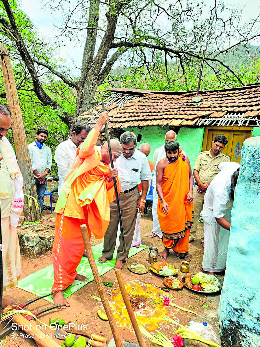 Salur Mutt seer Shantha Mallikarjuna Swami performs groundbreaking ceremony for laying steps at MM Hill in Hanur taluk, Chamarajanagar district, recently. DH Photo