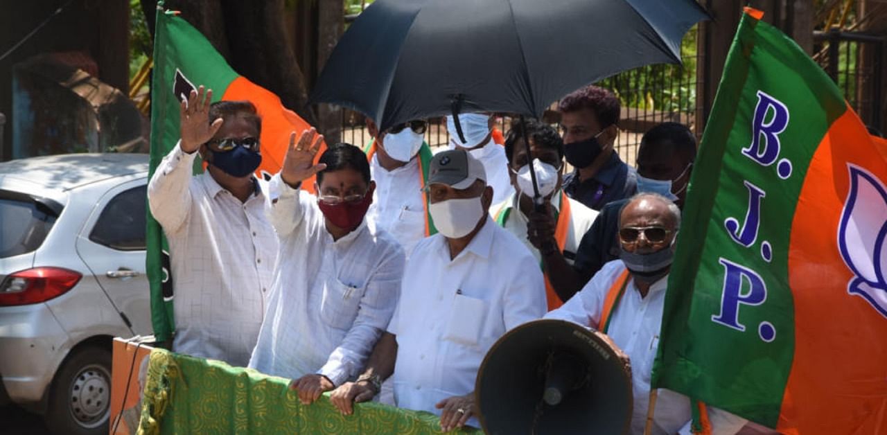 Chief Minister B S Yediyurappa conducting road show in Belagavi on Thursday during campaign for BJP candidate Mangala Angadi for Belgaum Lok Sabha Constituency. Credit: DH Photo